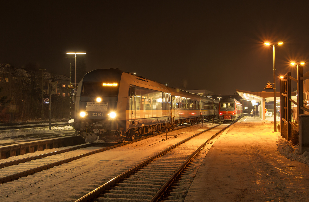 Nun war es soweit.Die ALEX Verbindung N�rnberg <--> Prag gibt es nicht mehr.Somit ist nun eine traditionelle und langj�hrige Verbindung Geschichte.
 Wer nun zwischen den St�dten hin und her fahren will,muss nun umsteigen oder kann das  tolle  Busangebot der DB nutzen.

 Das Bild zeigt den EX/ALX 354  Jan Hus  als allerletzten Zug von Prag nach N�rnberg mit 223 071 in Amberg.(8.12.12)