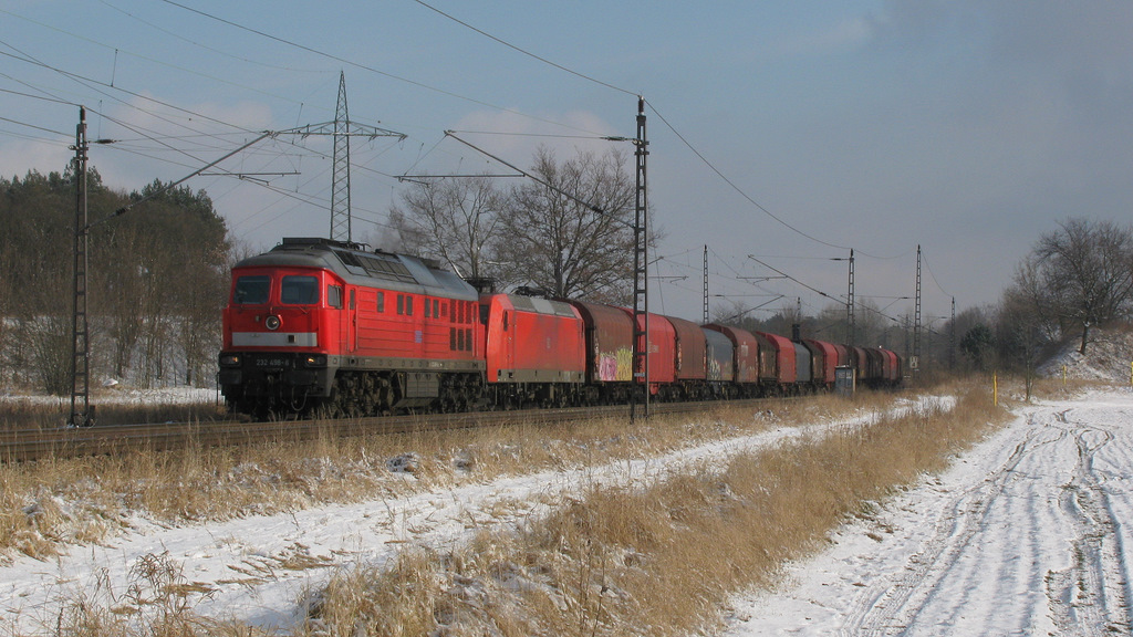 Nun war wieder Abfahrt angesagt. Und was passiert, wenn man losfhrt? Ein Zug kommt, also doch nochmal rausgesprungen und ein Foto von 232 495-8 mit einer abgebgelten 145er im Schlepp gemacht. 03.02.2012 Ahrensdorf