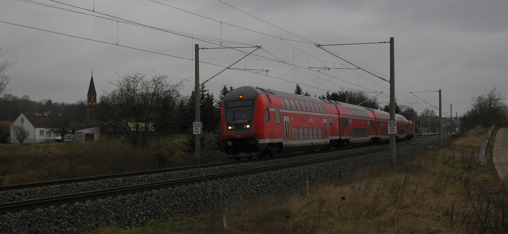 Nun wieder zur laufenden Serie: Kirchturmblick mal gaanz woanders. Die kleine Dorfkirche in Oderin prsentiert sich hier von ihrer nicht so angenehmen Seite. Bei besserem Wetter werde ich aufjedenfall nochmal hinfahren. Der Zug neben der Kirche ist ein RE 2 in Richtung Cottbus. 07.01.2012
