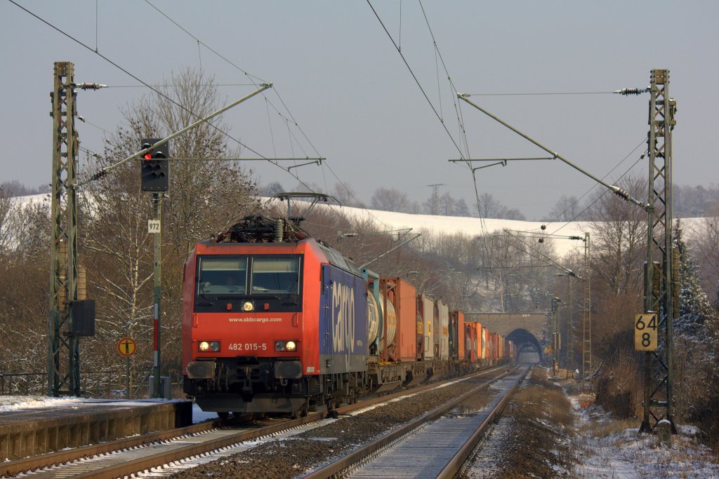 Nun ist der Winter auch in Aachen angekommen. Die 482 015-5 fuhr am 31.01.2012 durch Eilendorf.