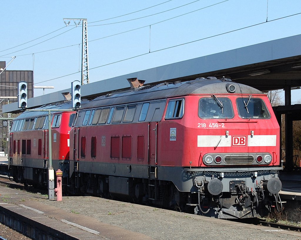Nun wurden auch die ehemaligen Lbecker  Achzehnerla  des Betriebshofes Ulm mit einem von mir sogenannten  BaW-Logo  an der Seite ausgestattet. Hier sieht man die 218 456-2 zusammen mit einer Ulmer Schwesterlok im Stuttgarter Hbf beim Heranfahren an den soeben eingetroffenen IC 2013 nach Oberstdorf.