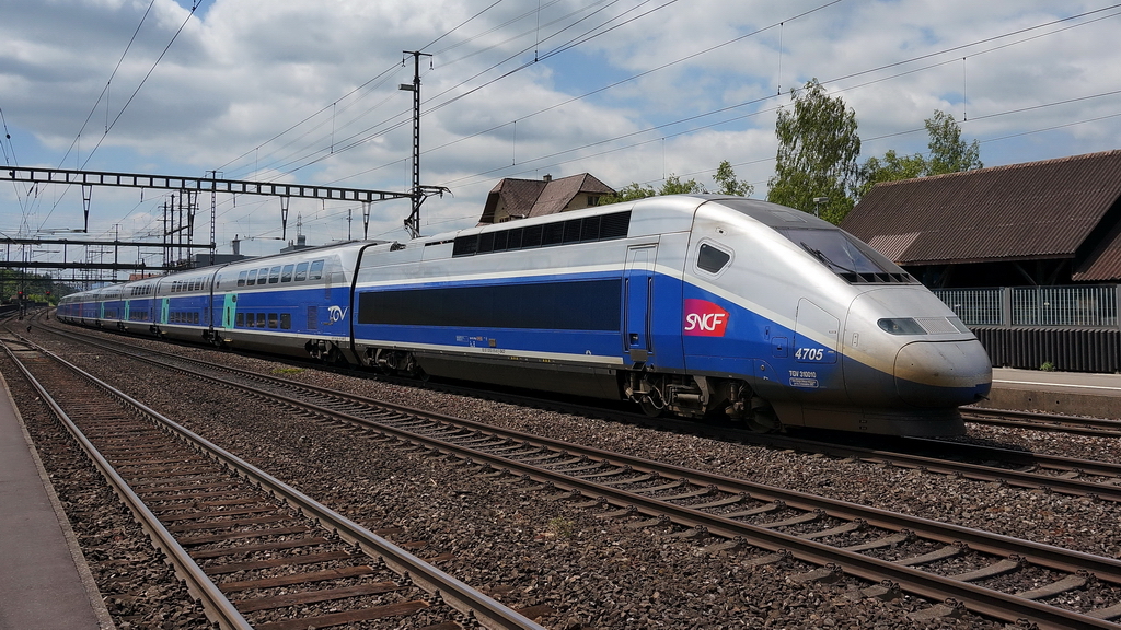 Nur 15 Minuten spter kommt schon der Gegenzug aus Paris, der TGV Duplex 4705, angerauscht. Endlich auch kein anderer Zug davor, der den TGV verdeckt, wie es mir schon oft passiert ist. Rupperswil-Aargau,4.6.2013.