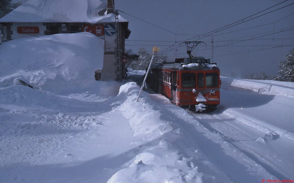 Nur am Bahnhofsschild ist erkennbar, dass diese Aufnahme nicht in den tiefverschneiten Alpen, sondern im Februar 1996 in Cotos, dem Endbahnhof der Madrider Vorortelinie 9, entstanden ist. Diese einzige Meterspurlinie der RENFE beginnt im Bahnhof Cercedilla, Endpunkt der breitspurigen Vorortelinie C 8. Die zwischen 1976 und 1981 von MTM und BBC gebauten Triebwagen sind von den Be 4/4 26 und 27 der Lausanne-Echallens-Bercher-Bahn abgeleitet. 