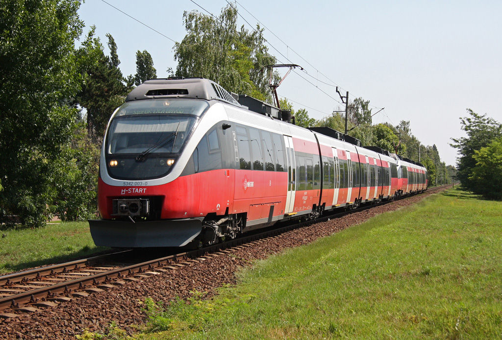 Nur am Wochenende verkehrt der  Sifok-Express  der die Budapester an den Balaton bringt. 5342 003-2 und 5342 002-2 sind am 29.Juli 2012 als EX18702 von Budapest-Dli nach Fonyd unterwegs, hier in Hhe Balaton-Zamrdi.