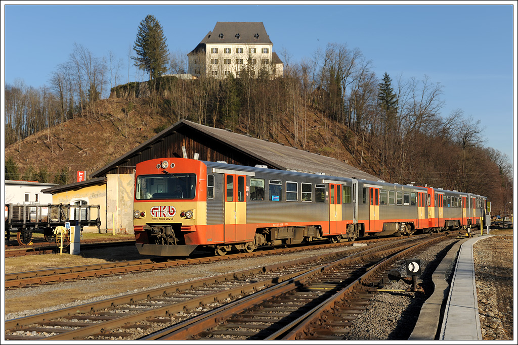 Nur an Schultagen verkehrt R 8563 von Graz via Lieboch nach Wies-Eibiswald. VT 70.02 war am 18.1.2011 an der Spitze, hier bei der Einfahrt in Wies-Eibiswald mit dem Renaissanceschloss Burgstall (ursprnglicher Name Lackenberg) im Hintergrund, in welchem heute eine Fachschule fr Land- und Ernhrungswirtschaft untergebracht ist. Bei Taqeslicht ist das zur Zeit mittlerweile die einzige VT 70 Tandemleistung, die fotografierbar ist.