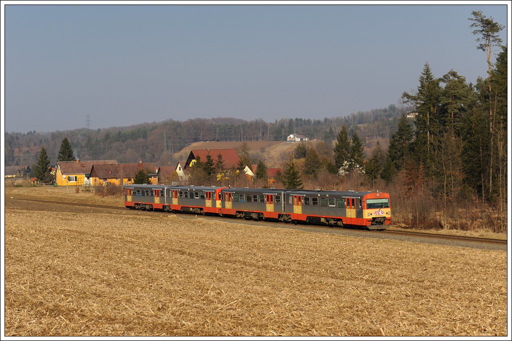 Nur an Schultagen verkehrt R 8563 von Graz via Lieboch nach Wies-Eibiswald. VT 70.12 war am 9.2.2011 an der Spitze dieser Doppelgarnitur und konnte kurz nach der Haltestelle Hollenegg fotografiert werden.