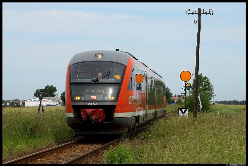 Nur an wenigen Tagen im Jahr wird der Streckenabschnitt von Bad Schmiedeberg nach Eilenburg von Personenzügen befahren. Anlässlich des Wittenberger Stadtfestes rollt 642 203 am 10.06.2012 bei Laußig Richtung Eilenburg.