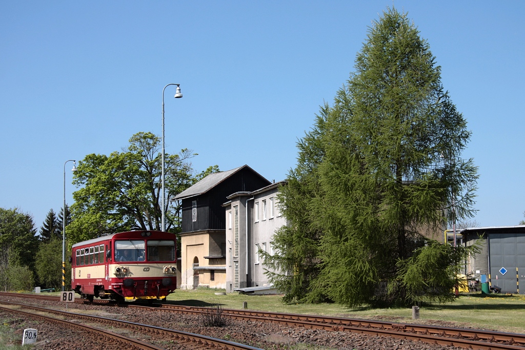Nur an Wochenenden und Feiertagen fahren Reisezge ber die tsch. KBS084 (Rumburk - Pansk - Mikulovice d.n.), hier der in Rumburk einfahrende 810 587 als MOs26002 am 08.05.2011.