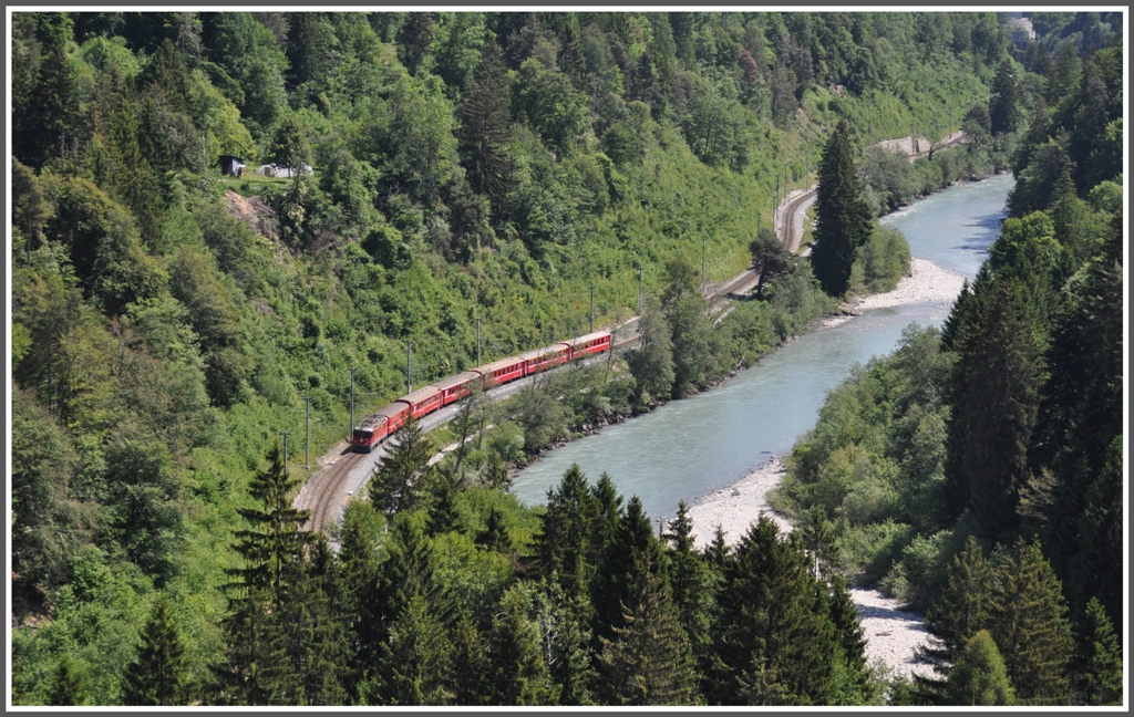 Nur die Bahn und neu der Wanderweg fhren durch die Vorderrheinschlucht zwischen Reichenau-Tamins und Trin. RE1232 mit Ge 4/4 II 626  Malans  ist auf dem Weg nach Disentis/Mustr. (20.05.2011)