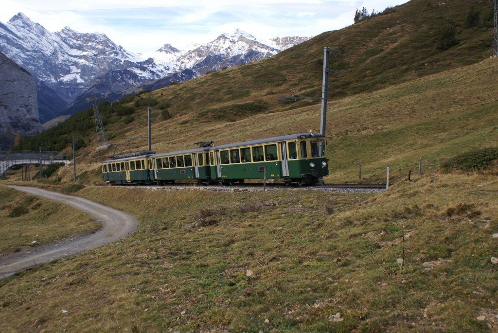 Nur ein paar Sekunden spter erschien der nchste Zug mit dem Bt 278, dem Bt 267 und dem BDhe 4/4 116.