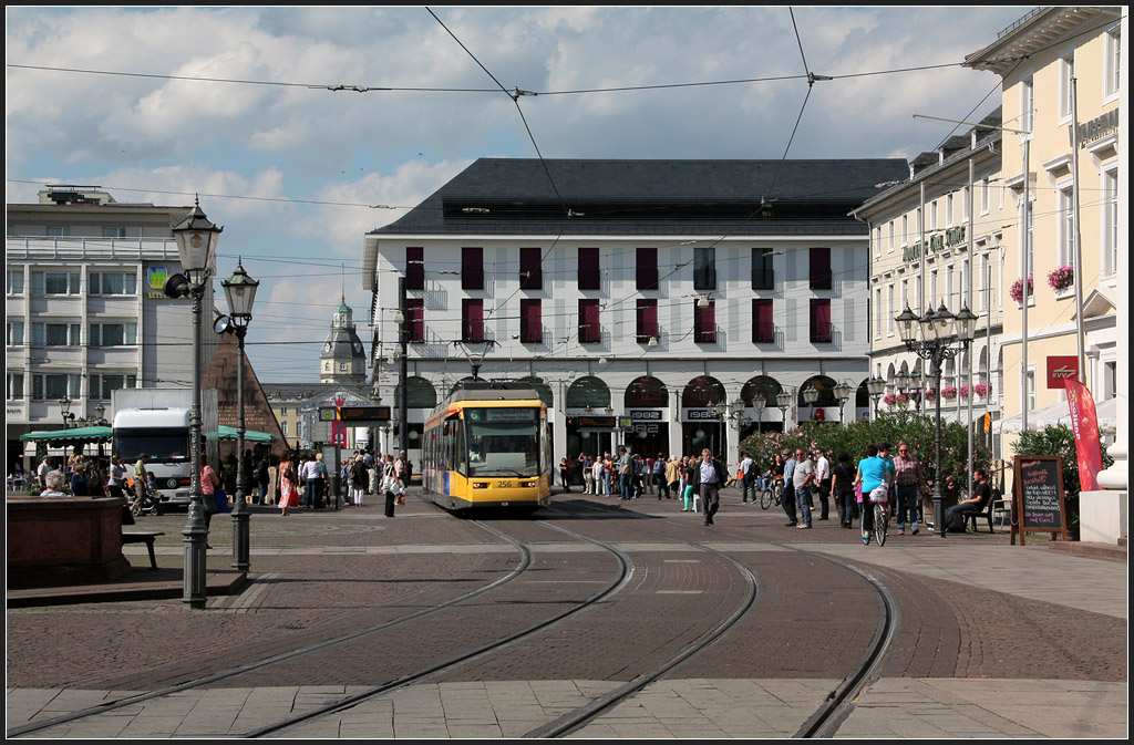 Nur EINE Straßenbahn - 

Relativ ruhig ist gerade am Karlsruher Marktplatz. Sonst drängeln sich hier oft Straßen- und Stadtbahn aus / in in alle drei Richtungen, insbesondere zur Hauptbverkehrszeit. 

26.06.2012 (M)