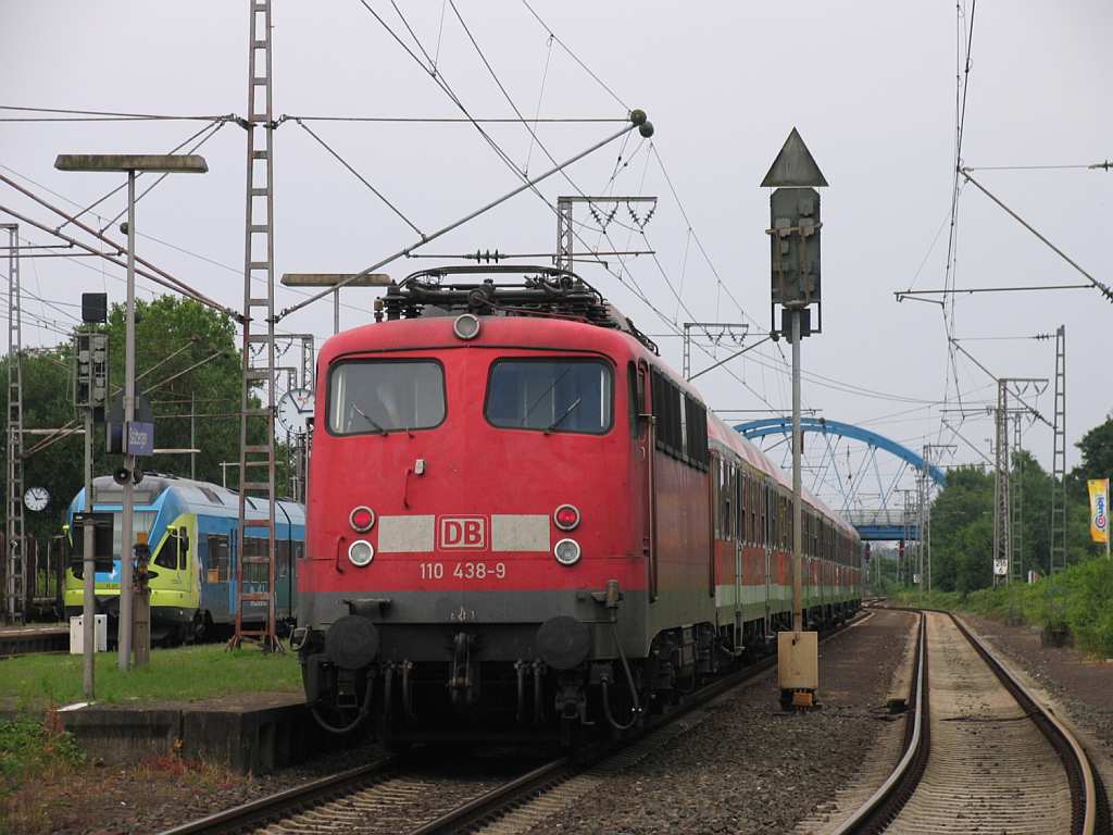 Nur einmal pro Tag fahrt eine Bgelfalte auf die Emslanstrecke und nur bis Salzbergen und am Montag bis Freitag. Die 110 438-9 mit RB 31776 Mnster Hauptbahnhof-Salzbergen auf Bahnhof Salzbergen am  10-7-2012.