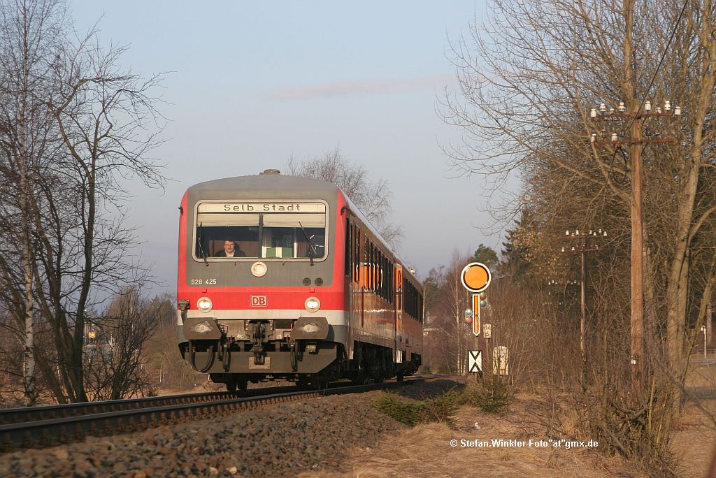 Nur im Frühjahr steht die Sonne für diese Ansicht richtig, wenn sie denn um kurz vor 8 Uhr schon schleierfrei Licht bringt.... Am Morgen des 3. März 2011 hat es geklappt, kurz bevor der 628 hinter Rehau um die Ecke bog, ging das Licht an, die Sonne kam hinter einer Wolke raus. Der Zug fährt wie ersichtlich nach Selb. Ab 12. Juni dann fahren hier Agilis 650er. Ob und wie lange noch die alte Streckentechnik hier zu sehen sein wird, ist nicht bekannt...