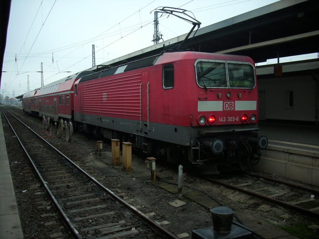 Nur knapp 57 km hatte 143 303 am 05.Dezember 2009 mit ihrem RE nach Sternfeld zufahren,als Diese zur Abfahrt in Stralsund bereit stand,