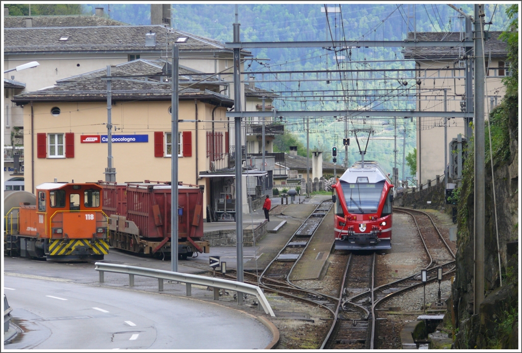 Nur kurz ist das ebene Stck im Grenzbahnhof Campocologno, bevor es wieder in die 70 Promille Rampe geht hinunter nach Tirano. (08.05.2010)