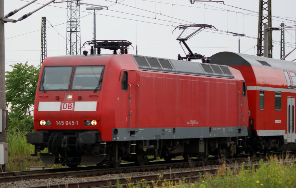 Nur kurze Zeit spter fuhr 145 045-1 bei Leipzig-Engelsdorf mit RE wieder nach Dresden am 13.06.2011