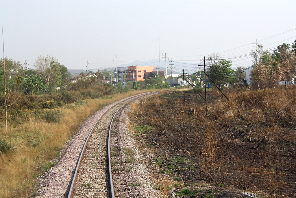 Nur mehr mit Hilfe der Streckenkilometrierung lsst sich die Lage der aufgelassenen Hst. Doi Ti eruieren. Blickrichtung Bangkok, am 15.Mrz 2012.