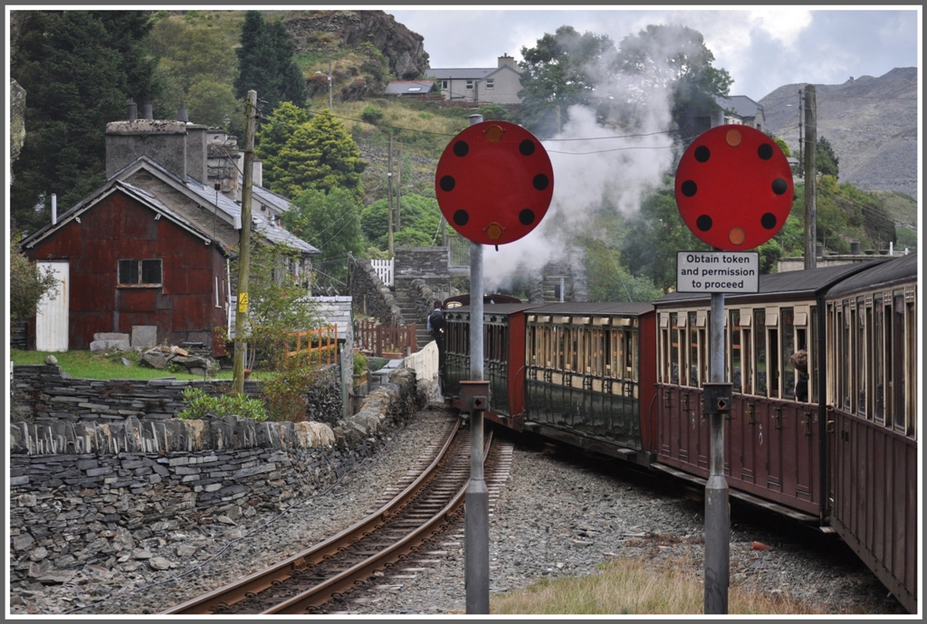 Nur mit Token und Bewilligung ist eine Weiterfahrt erlaubt, eine Zugsicherungspraxis bei vielen Nebenbahnen in Great Britain. (14.08.2011)