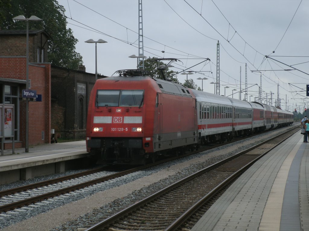 Nur neun Mal und jeden Sonnabend,zwischen dem 02.Juni und dem 27.August 2011,fuhr der NZ 1259 aus Zrich nach Binz.Am letzten Einsatztag,den 27.August 2011,erreichte der Nachtzug pnktlich,gezogen von 101 129,den Bahnhof Bergen/Rgen.Erst am Abend ging es fr den Nachtzug zurck in die Schweiz.