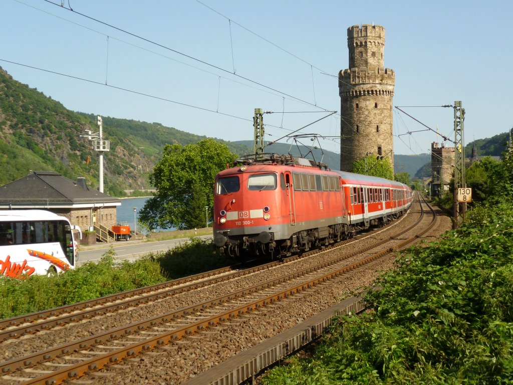 Nur noch 2 Bgelfalten werden noch regelmig linksrheinisch eingesetzt, so auch 110-300, die am 16.7.10 mit dem RE 12100 die Trme von Oberwesel passiert.