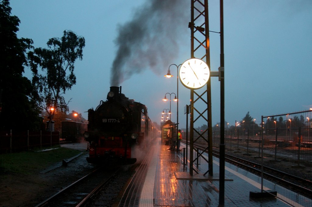 Nur noch 2 Minuten bis zur Abfahrt des P3000 nach Radeburg, mit 99 1777-4 als Zuglok. 21.06.2012 Zeit 04:54 Uhr. Es war als Regenaufnahme gedacht,aber der Regen  verwandelte sich in einen heftigen Gewittergu.....