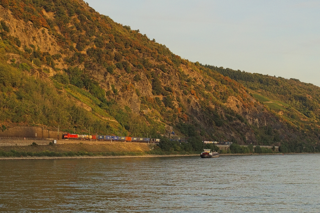 Nur noch 40 Minuten waren es am 20.9.2012, bis die Sonne unterging. Da noch beleuchtete Stellen zu finden ist nicht einfach. Zwischen Kaub und St. Goarshausen war aber eine solche Lcke, in die eine 152 hineinfuhr