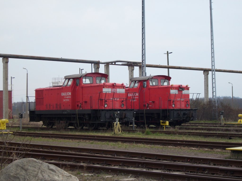 Nur noch die dritte Breitspurlok fehlte und ich htte am 10.April 2008 alle drei betriebsfhigen Breitspur 347er auf einem Bild gehabt.Hier standen die 347 975 und die 347 096 in Mukran.