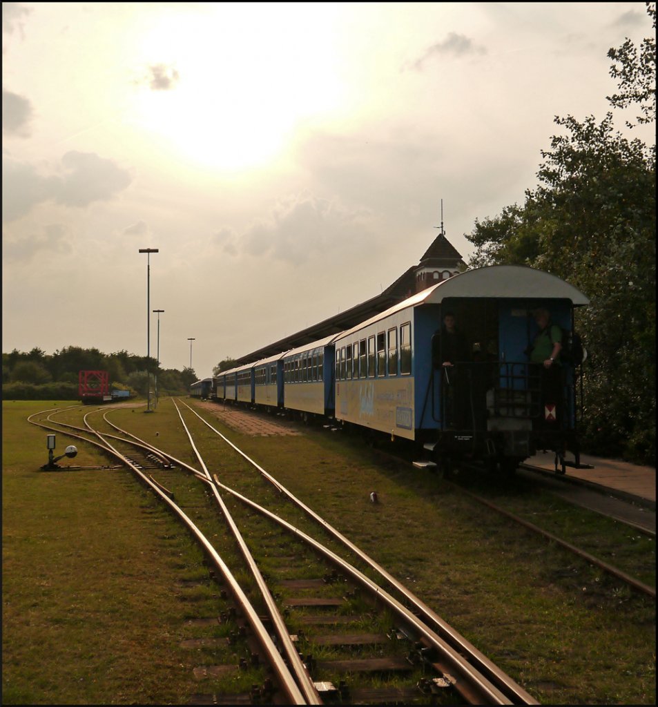 Nur noch eine Fahrt wird die Wangerooger Inselbahn heute fahren, dann ist endlich Feierabend und es wird wieder ruhig im Bahnhof. (29.08.2012)