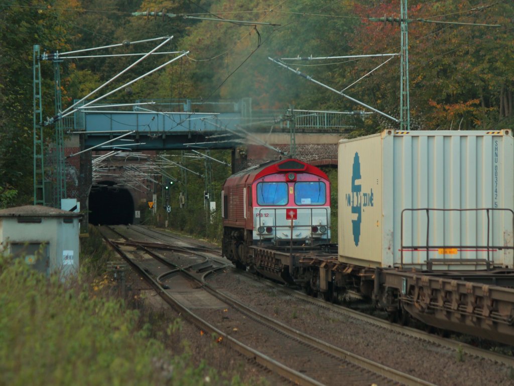 Nur noch wenige Meter, dann hat die Class66 PB12 von Crossrail mit ihrem Containerzug am 26.10.2011 das ende der Steigung am Gemmenicher Tunnel geschafft. Die Strecke von Aachen West nach Belgien wird nur von Gterzgen befahren, ausser Class66 fahren hier 186er Cobras und belgische 78er.