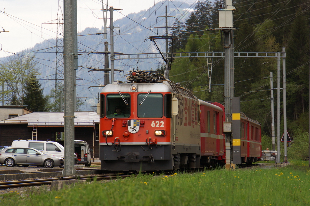 Nur noch wenige Meter und dann ist der Regionalzug im Bhf. Rueun angekommen. Weiter geht es dann nach Disentis. 8.5.2012