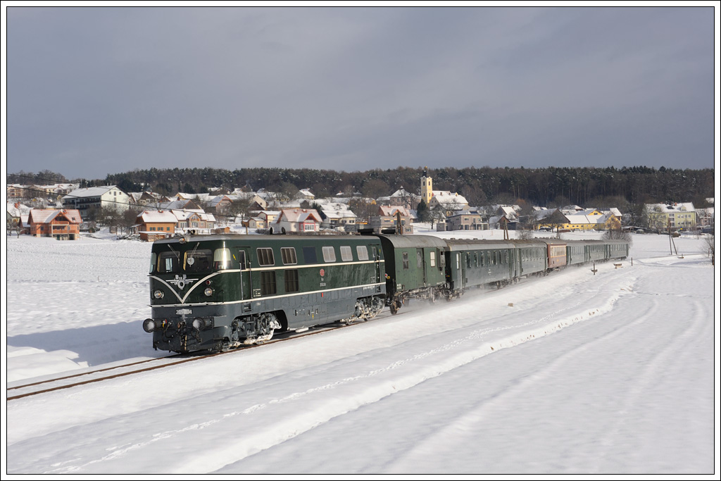 Nur noch wenige Minuten und 2050.04 wird mit ihrem E 16365 von Wien FJB ber die Wechselbahn nach Graz den Bahnhof Hartberg durchfahren. Die Aufnahme entstand kurz vor Hartberg mit Blick auf St. Johann in der Haide. (11.12.2010)