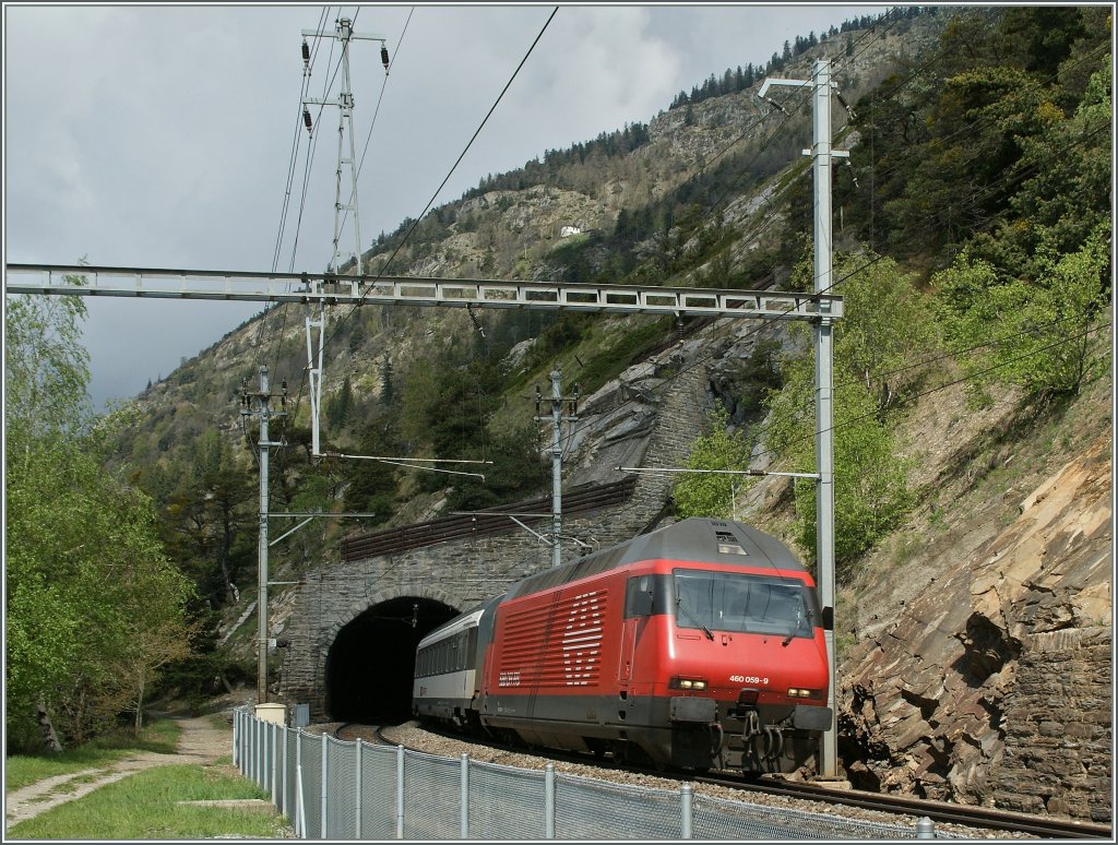 Nur eine Re 460...
doch an dieser Stelle besonders: ein via BLS Bergstrecke umgeleiteter IC verlsst den 385 m langen Mahnkinntunnel.
4. Mai 2013