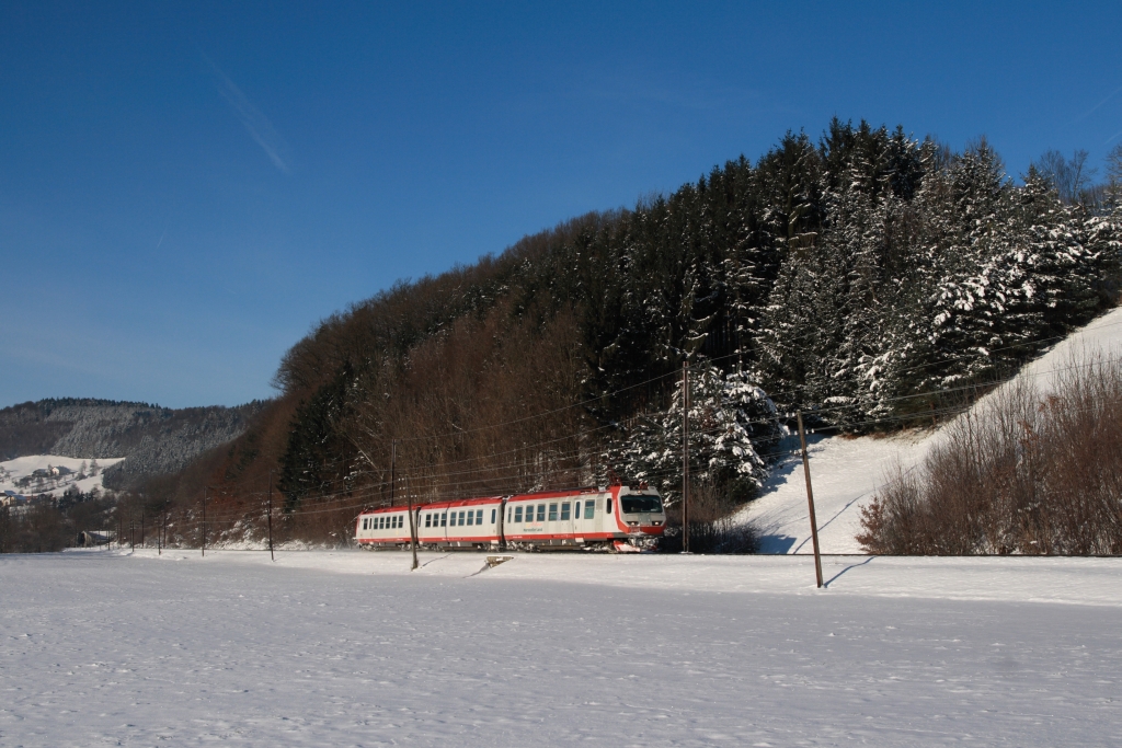 Nur sehr selten waren diesen Winter die Triebwagen der Reihe 4090 im Einsatz, wie hier der 4090.002 am 13.12.2012 als P 6802 bei Hofstetten-Grnau.