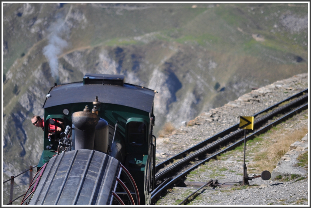 Nur was fr schwindelfreie Lokfhrer, die Ausfahrt aus der Station Brienzer Rothorn. (01.10.2011)