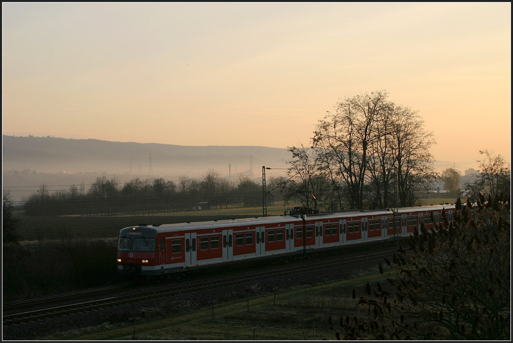 Nur wenig Licht erreichte den S-Bahnzug an jenem Februarmorgen. Der Zug der Baureihe 420 ist hier im Remstal unterwegs von Schordorf in Richtung Stuttgart. 

26.02.2008 (M)