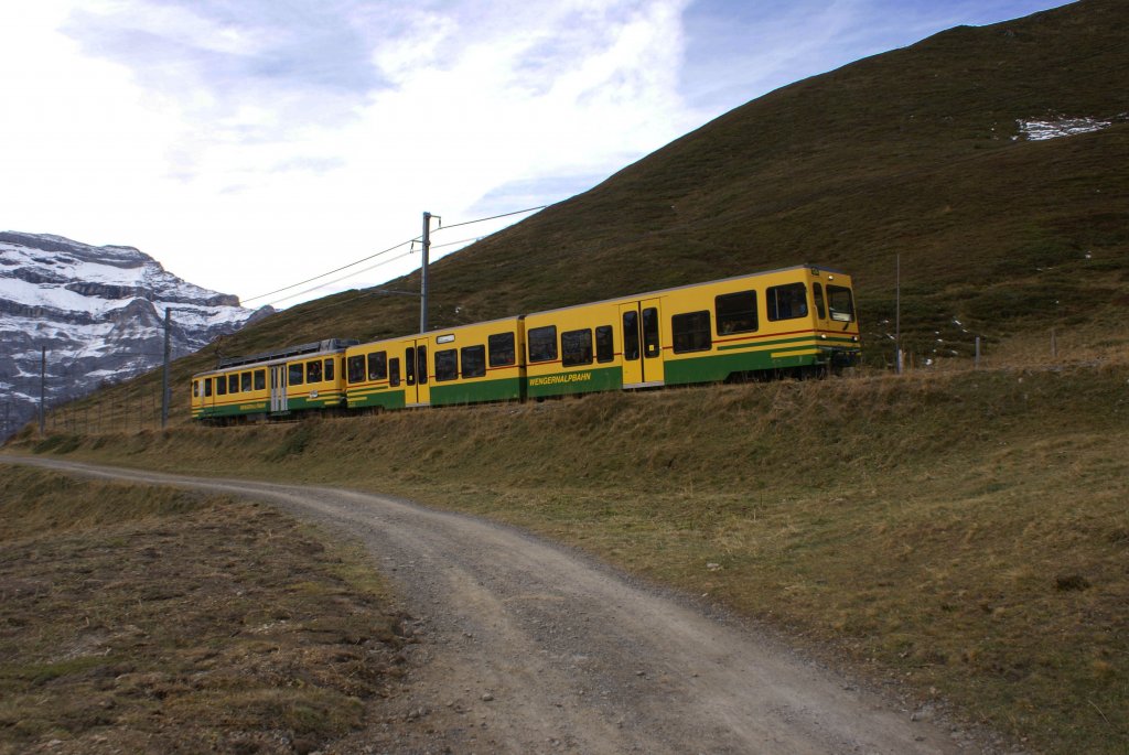 Nur wenig spter folgte ein zweiter Zug mit dem Bt 241 und dem BDhe 4/4 124.

