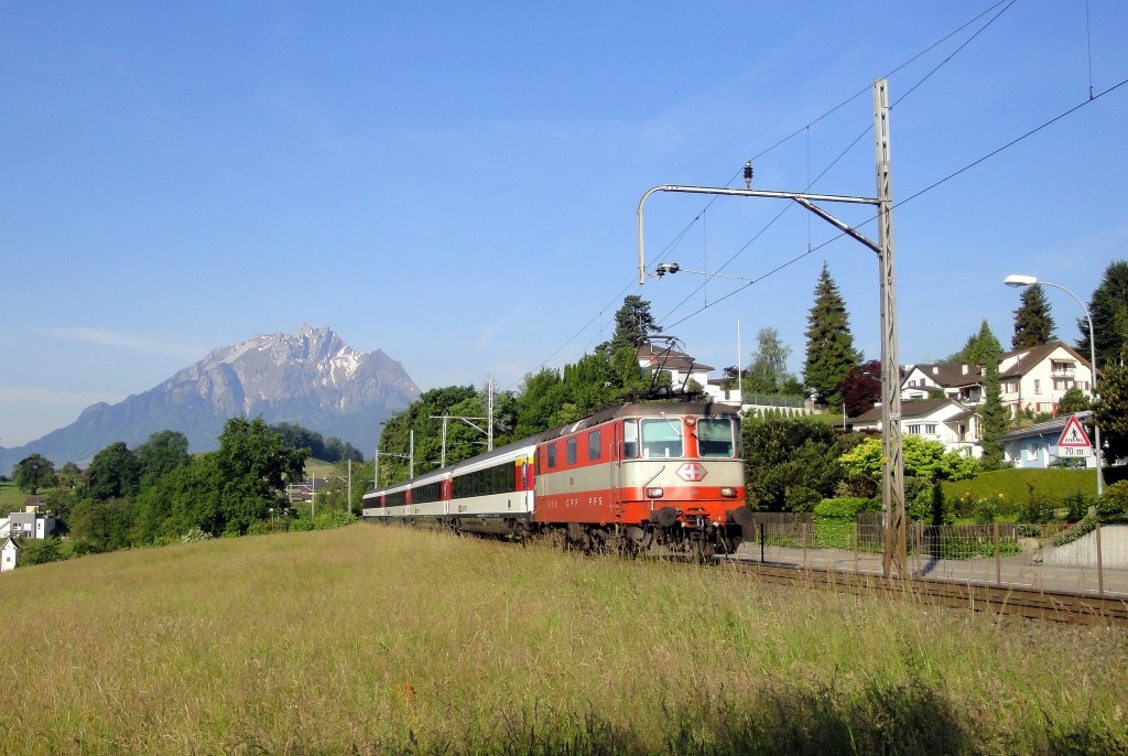 Nur wenige Minuten nach der Durchfahrt der 11109 kam dann auch noch die Re 4/4  11108 mit dem EC nach Milano Centrale. Speziell ist dabei, dass ich den EC 153/158 zum dritten Mal berhaupt fotografierte und immer - ohne Nachzuschauen - die 11108 die Zuglok war. Sachen gibt's... (Meggen, 08.06.13)