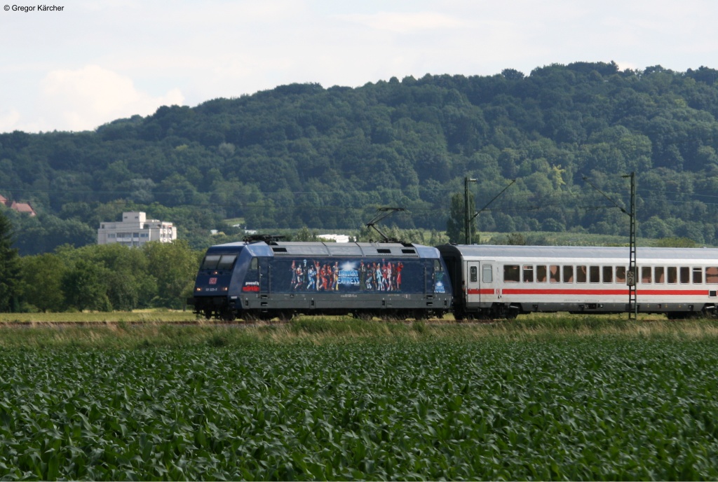 Nur wenige Tage nach der Neubeklebung zum ersten Mal gesehen: 101 025 in ihrem neuen Design  Starlight Express . Aufgenommen am 27.06.2013 bei Karlsruhe-Durlach.