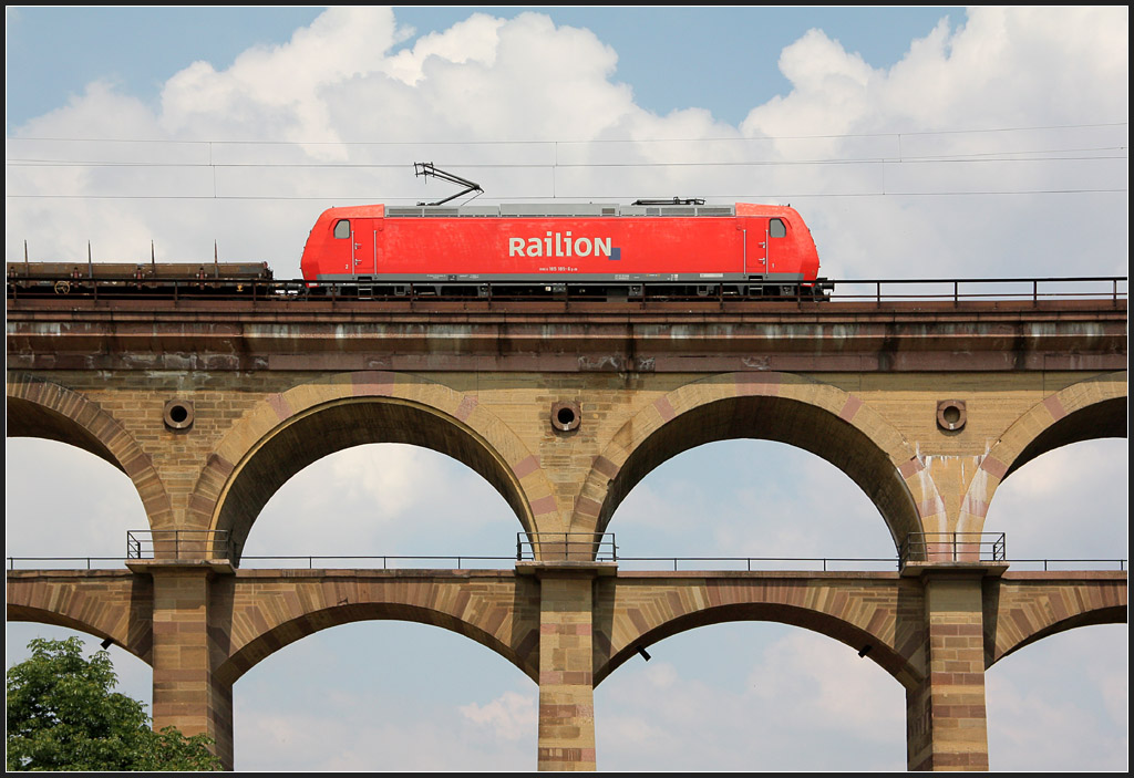 Nur Wolken hinter dem Viadukt - 

Eine Lok der Baureihe 185 (185-185-6) vor einem Güterzug auf der Brücke bei Bietigheim über das Enztal. 

04.06.2011 (M)
