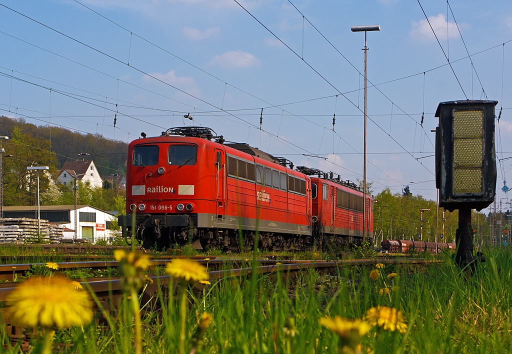 Nur zwei abgestellte E-Loks am 04.05.2013 in Kreuztal....

Die 151 096-5 und die 155 192-8 der DB Schenker Rail Deutschland AG.