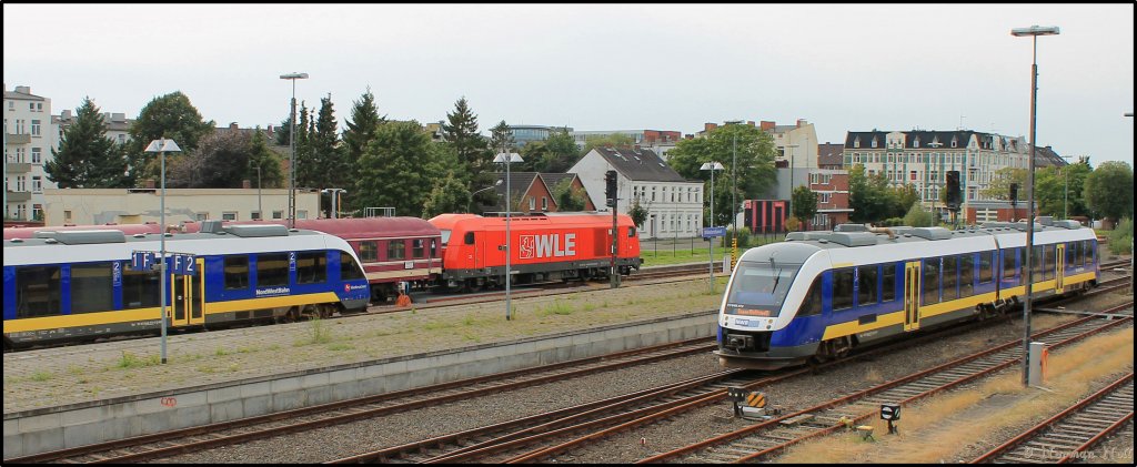 NWB bei der Einfahrt in Wilhelmshaven Bahnhof kommend aus Esens.Im hintergrund ein weiterer Lint41 der NWB und die Lok 23 mit Sonderzug der WLE, die gerade nachgetankt wird.