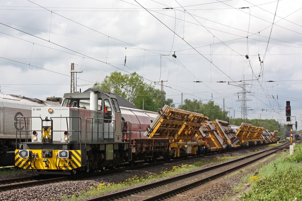 Oak Capital 276 013 (ex Niag 3) am 9.5.12 mit einem Weichenzug bei der Durchfahrt durch Ratingen-Lintorf.