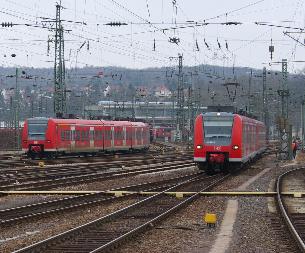 Ob es der Reisende gelassen nimmt.......

oder sich aufregt, wenn er von Saabrcken bis Koblenz in einem 426er Platz nehmen muss, anstelle eines Lok bespannten Zuges mit Doppelstockwagen.

Ein 425er leuchtet mir ja noch ein aber eine Doppeltraktion 426er auf dieser Strecke, na ja. Bei einem 425er hat man zumindest eine Durchgangsmglichkeit im ganzen Zug.

426 021 und 426 004 als RE 1 nach Koblenz bei der Einfahrt in den Hauptbahnhof Saarbrcken.

Im Hintergrund fhrt 425 139 zur Abstellung

28.02.2012