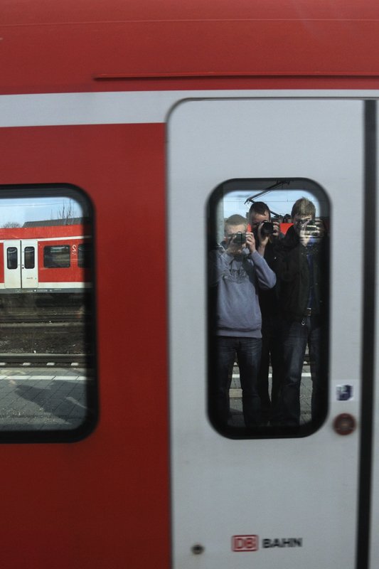 Ob das gut geht??? (Durch diese enge Tr mssen sie kommen...). Trudering am 20. Mrz 2010.