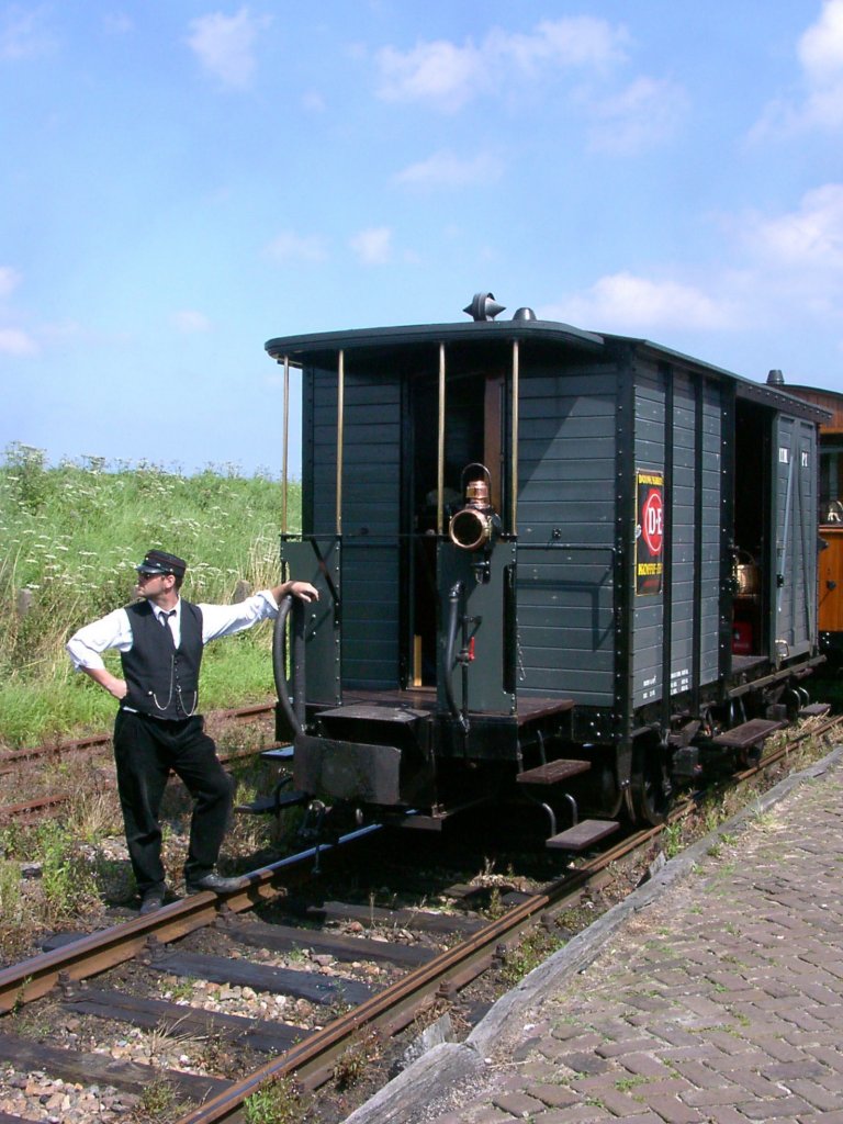 Ob hier wohl noch mal 'ne Lok kommt? 
Historischer Stoomtrampackwagen: Conducteur-bagagewagen NTM P1, Bauj. 1930 durch NTM-werkplaats Drachten fr Nederlandsche Tramweg-Mij. (NTM) (26.07.2002)