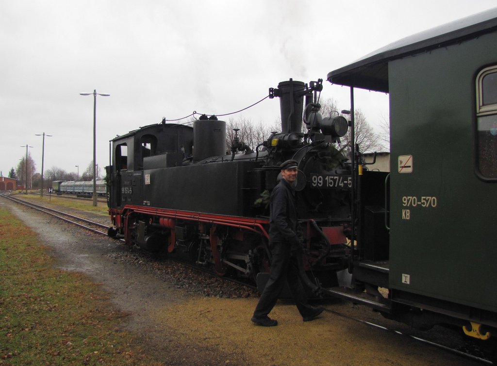 Ob das der  Wilde Robert  ist? Der Lokfhrer der 99 1574-5 kurz vor der Abfahrt der DBG 209 nach Oschatz im Bf Mgeln; 02.01.2012