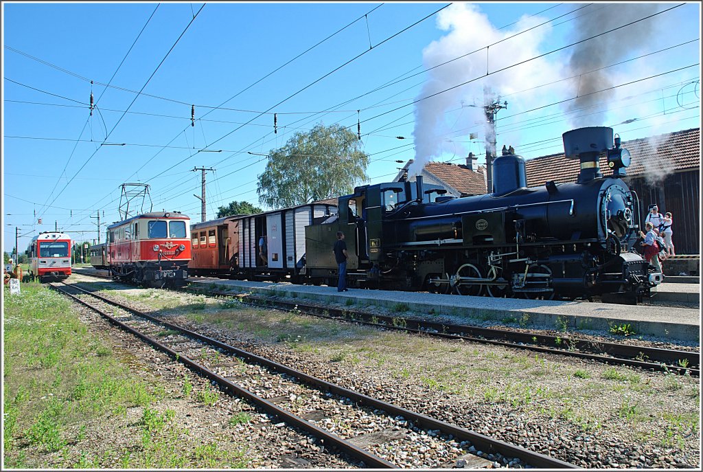 Ober Grafendorf, 1.August 2010. 5090 wartet auf seine nchsten Einstze, 1099.002 bergab gerade den Zug an die Mh.6, die auf den Gegenzug R 6802 (4090) wartet, um dann den Panoramic 760 nach Mariazell zu bringen.