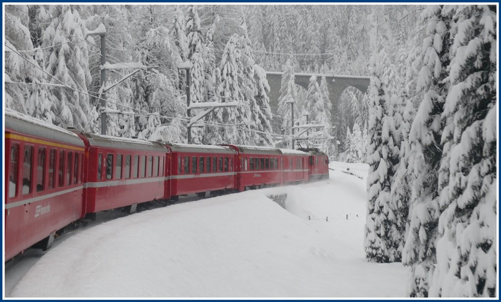 Oberhalb von Muot schraubt sich RE1132 im engen Albulatal in die Hhe. (01.12.2009)