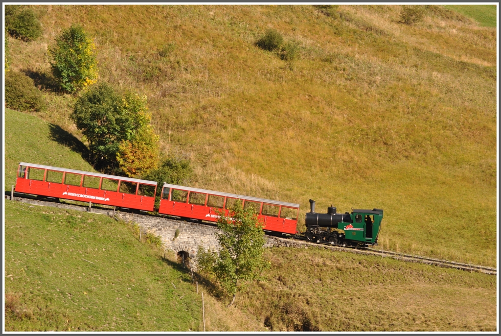 Oberhalb der Planalp fhrt Lok 16 mit einem Leerzug Richtung Brienzer Rothorn. (01.10.2011)