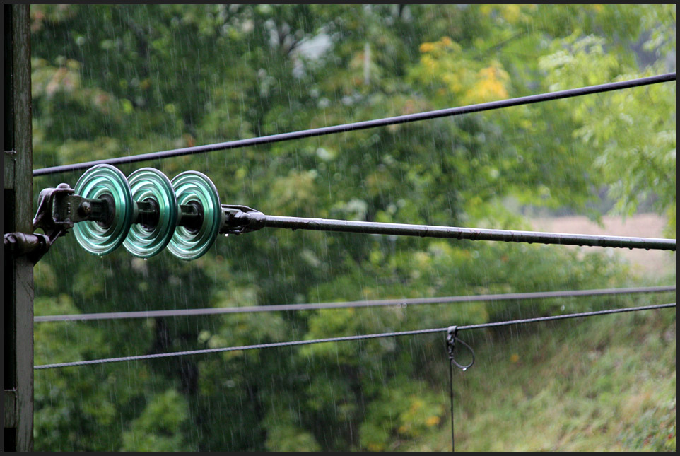 Oberleitungs-Detail-Impression bei Regenwetter an der Geislinger Steige. 25.09.2010 (Matthias)